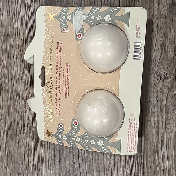 Christmas Bath Bomb DUO Winter Berry Scent 2 Pack - Picture 4 of 5